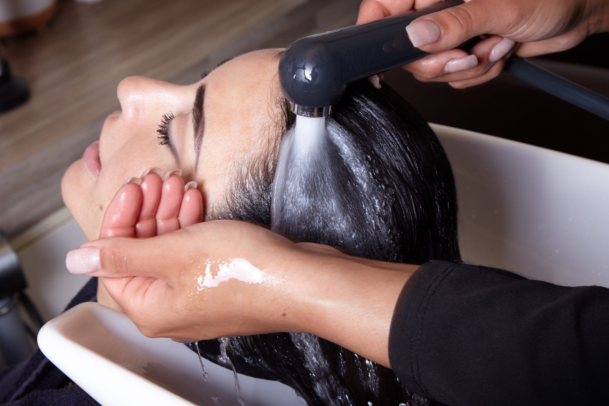 Friseurmeisterin Denise Freisheimer im df Salon 36 wäscht die Haare einer Kundin